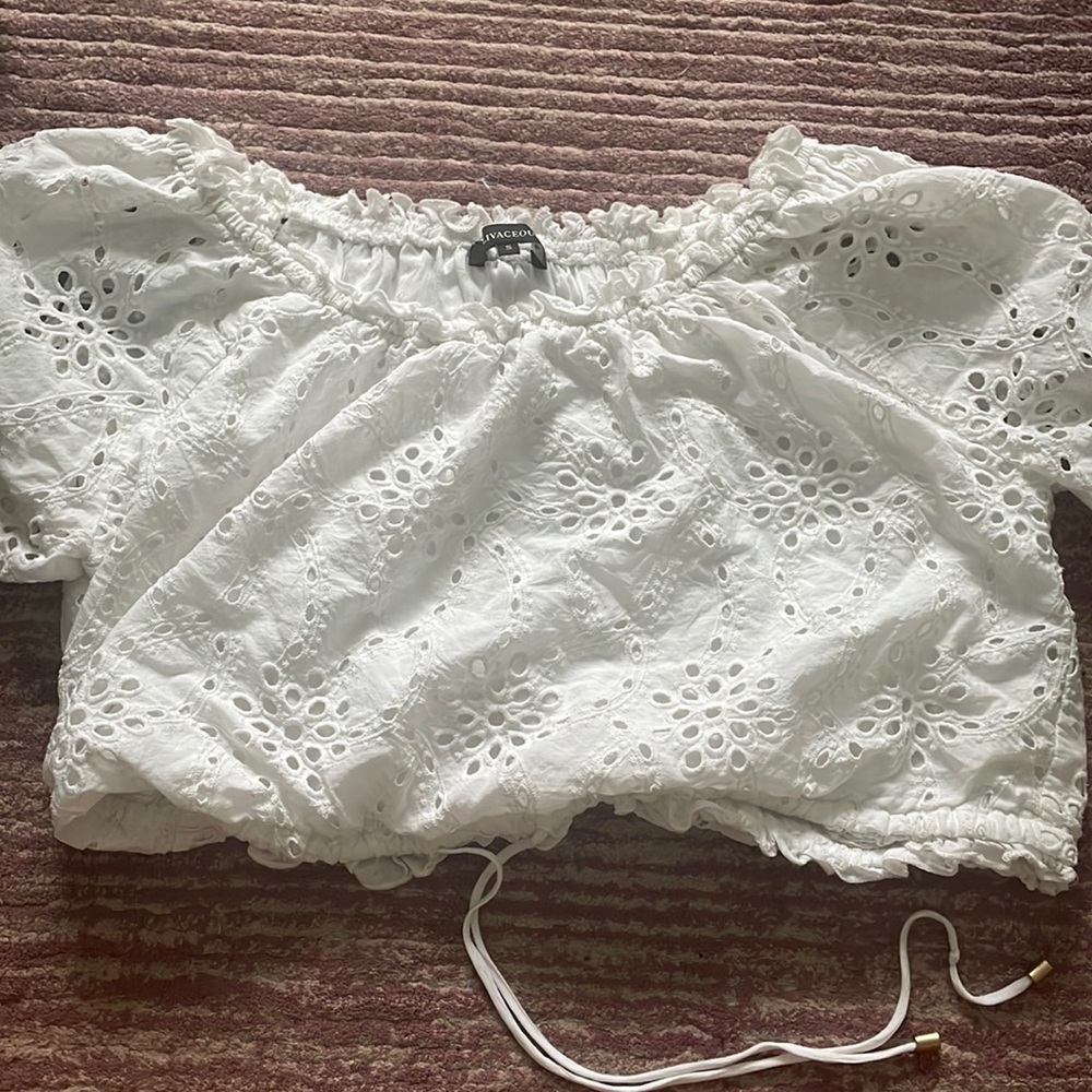 White flower print cropped shirt